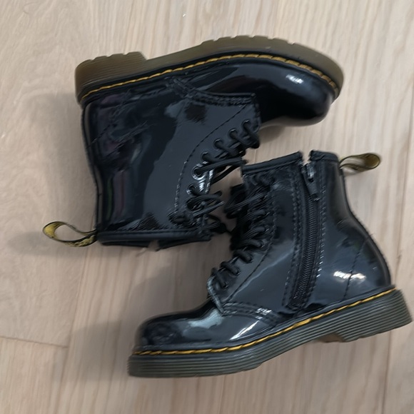 Dr Martens Patent Boots Toddler 9 - Picture 4 of 6